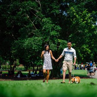 Paar mit Hund im Park